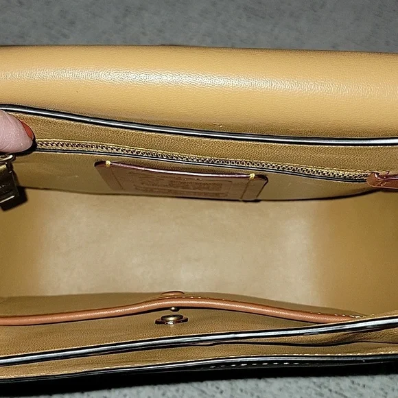 Coach Courier Brown Leather Shoulder Bag with Equestrian-Inspired Design - Picture 3 of 7